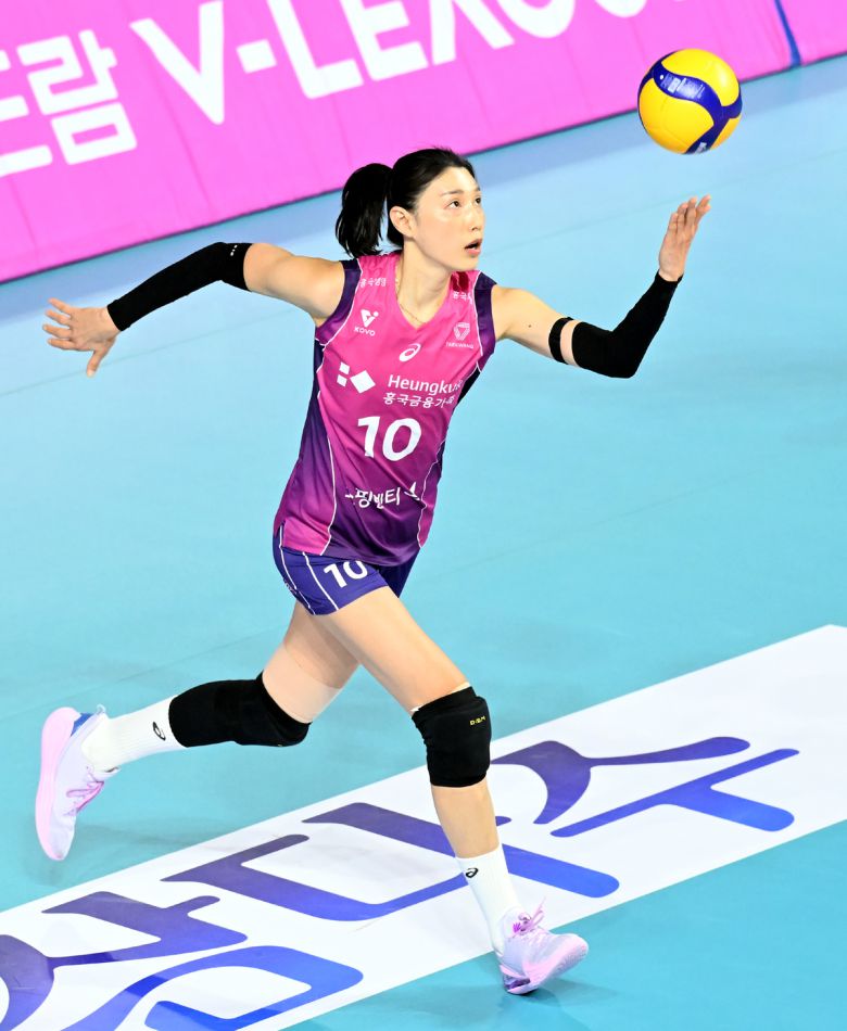 흥국생명 김연경이 서브를 시도하고 있다. 사진=KOVO 제공