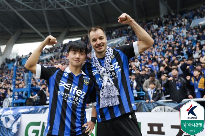 경기를 마치고 세리머니를 하는 김성민과 무고사. 사진=한국프로축구연맹 제공