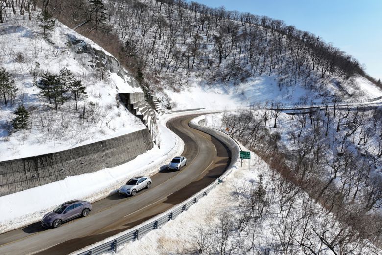 포르쉐코리아가 최근 개최한 마칸 일렉트릭 시승행사에서 차량들이 아직 눈이 녹지 않은 강원도 산간지역을 통과하고 있다. 사진=포르쉐코리아