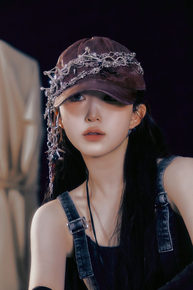 그룹 엔믹스(NMIXX)가 17일 새 앨범 'Fe3O4: FORWARD'와 타이틀곡 'KNOW ABOUT ME'으로 컴백한다. 엔믹스 멤버 해원. JYP엔터테인먼트 제공.