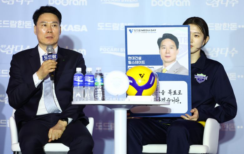 강성형 현대건설 감독과 이다현이 21일 호텔 리베라에서 열린 도드람 2024~2025 V리그 포스트시즌 미디어데이에서 각오를 밝히고 있다. 사진=뉴시스