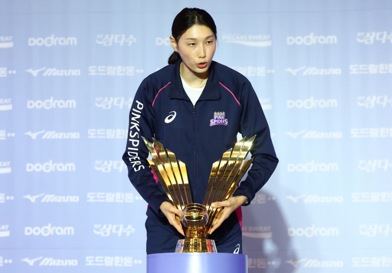 흥국생명 김연경이 21일 서울 강남구 호텔 리베라에서 열린 도드람 2024~2025 V리그 포스트시즌 미디어데이에서 우승 트로피를 들어보고 있다. 사진=뉴시스