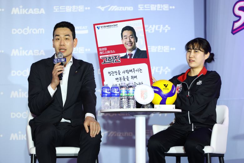 고희진 정관장 감독과 염혜선이 21일 호텔 리베라에서 열린 도드람 2024~2025 V리그 포스트시즌 미디어데이에서 각오를 밝히고 있다. 사진=뉴시스