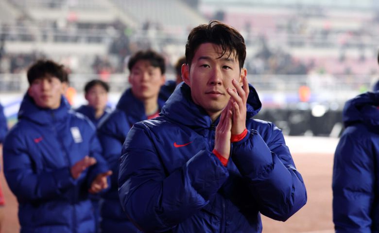 20일 오후 경기 고양시 고양종합운동장에서 열린 '2026 국제축구연맹(FIFA) 북중미 월드컵 아시아 지역 3차 예선 B조 7차전' 대한민국과 오만의 경기, 1-1로 경기를 마친 대표팀 손흥민과 선수들이 그라운드를 돌며 축구팬들에게 인사하고 있다. 사진=뉴시스