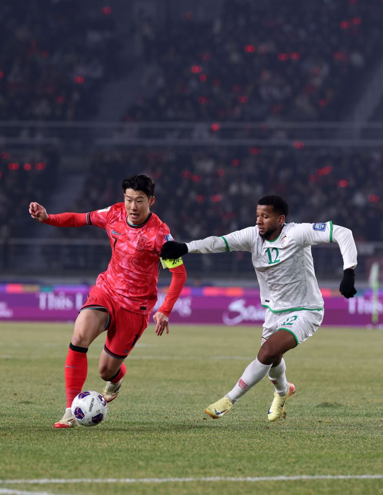 20일 오후 경기 고양시 고양종합운동장에서 열린 '2026 국제축구연맹(FIFA) 북중미 월드컵 아시아 지역 3차 예선 B조 7차전' 대한민국과 오만의 경기, 손흥민이 오만 선수와 볼을 다투고 있다. 사진=뉴시스