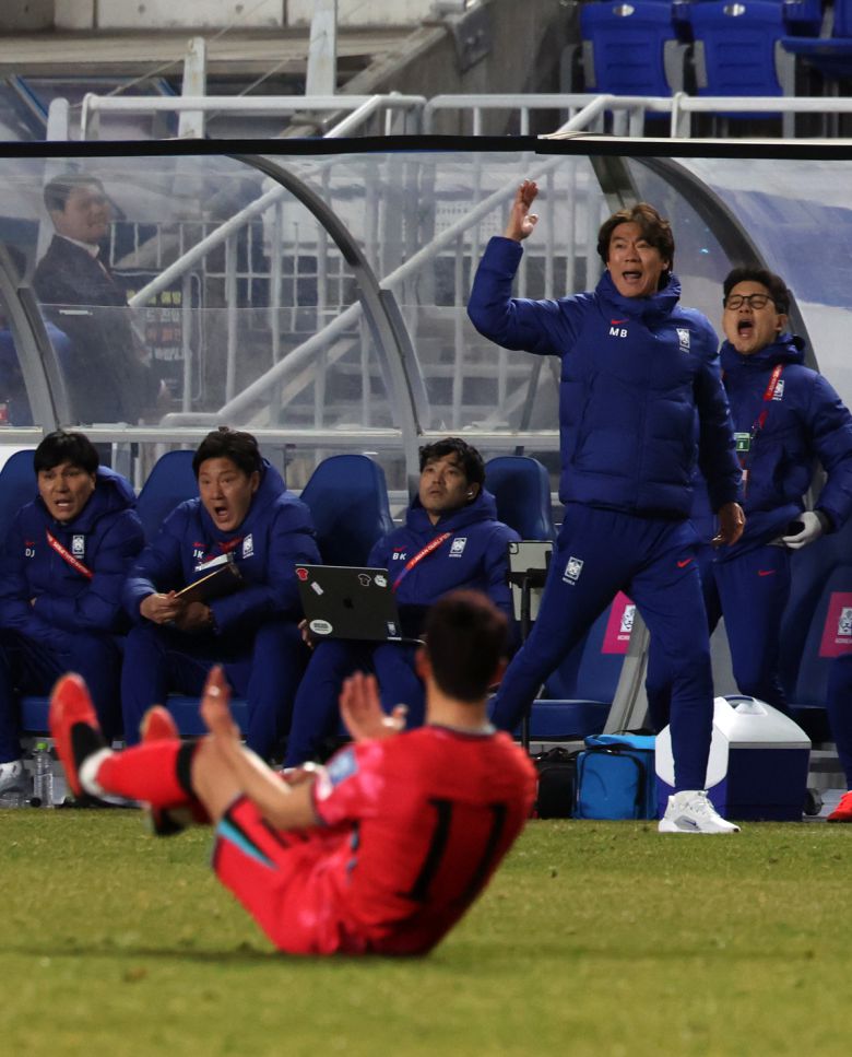 홍명보 한국 대표팀 감독이 25일 경기 수원시 수원월드컵경기장에서 열린 요르단과의 2026 국제축구연맹(FIFA) 북중미 월드컵 아시아 지역 3차 예선 B조 8차전에서 황희찬이 쓰러지자 항의하고 있다. 뉴시스