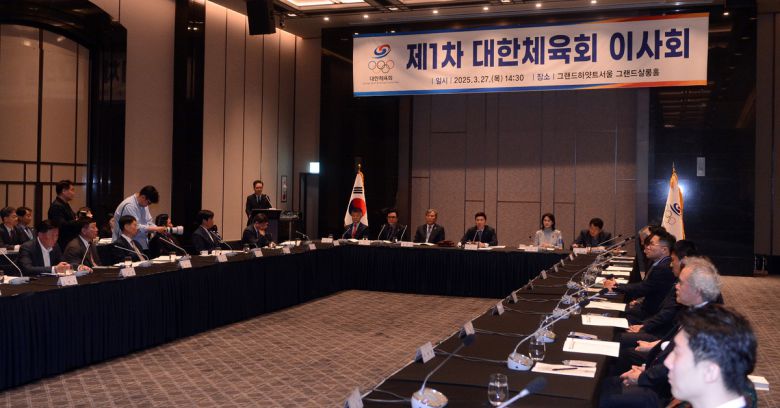 유승민 대한체육회 신임회장(왼쪽에서 네번째)이 27일 서울 그랜드 하얏트 서울에서 열린 제1차 대한체육회 이사회에서 안건을 상정하고 있다. 사진=김두홍 기자 kimdh@sportsworldi.com