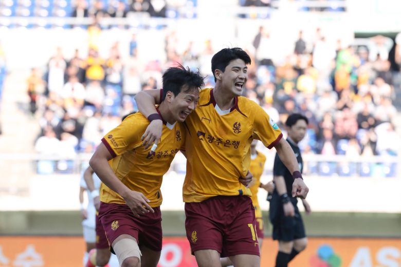 광주 조성권(왼쪽)과 박인혁. 사진=한국프로축구연맹 제공