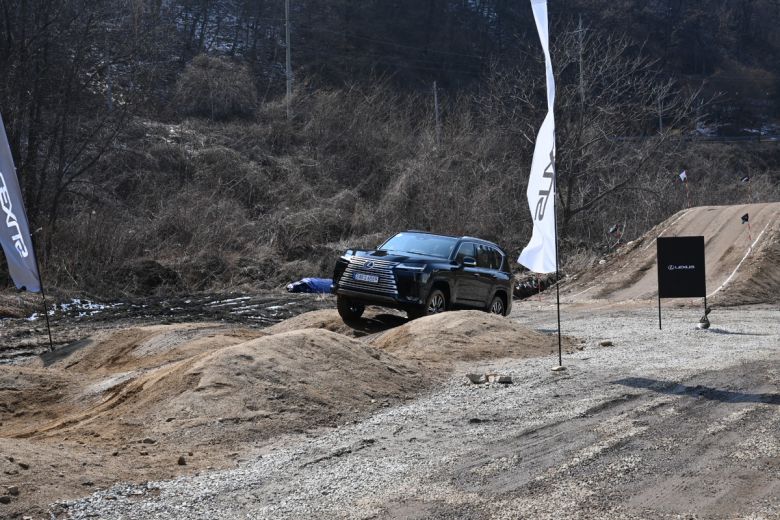 모굴 코스를 돌파 중인 LX 700h. 김재원 기자