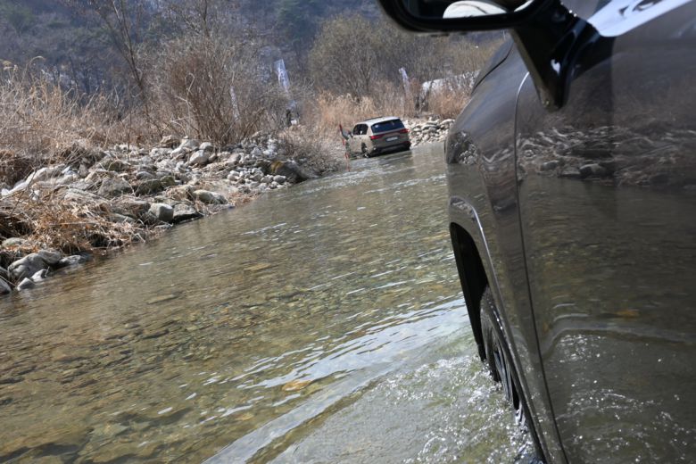 도강 중인 LX 700h의 모습. 사진=김재원 기자