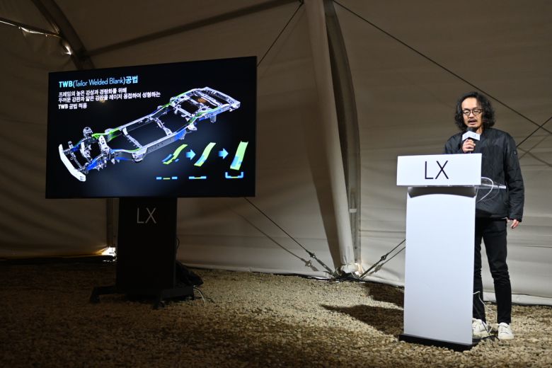 LX 700h의 하부 설계에 대해 설명 중인 일본 엔지니어. 김재원 기자