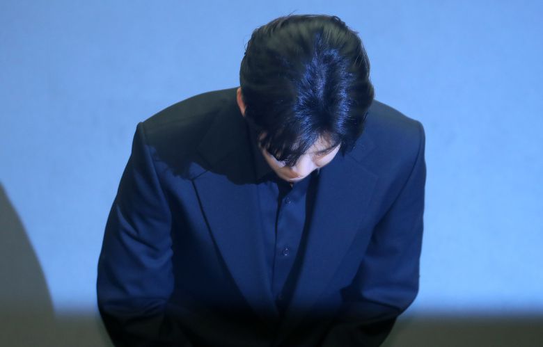 배우 김수현이 31일 오후 서울 마포구 스탠포드호텔에서 기자회견에서 고개 숙여 인사하고 있다.[사진=뉴시스]