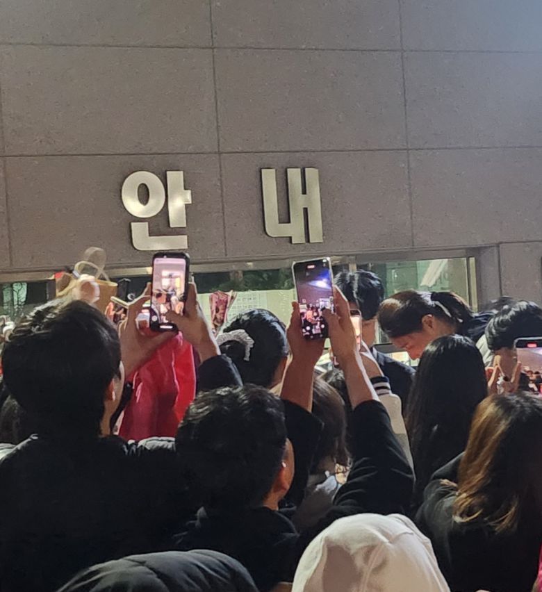 김연경이 2일 정관장전을 마치고 팬들에게 사인을 해주고 있다. 사진=김진수 기자