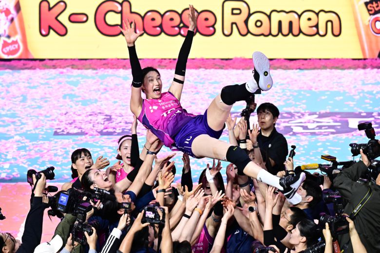 우승 후 헹가레를 받는 김연경. 사진=KOVO 제공