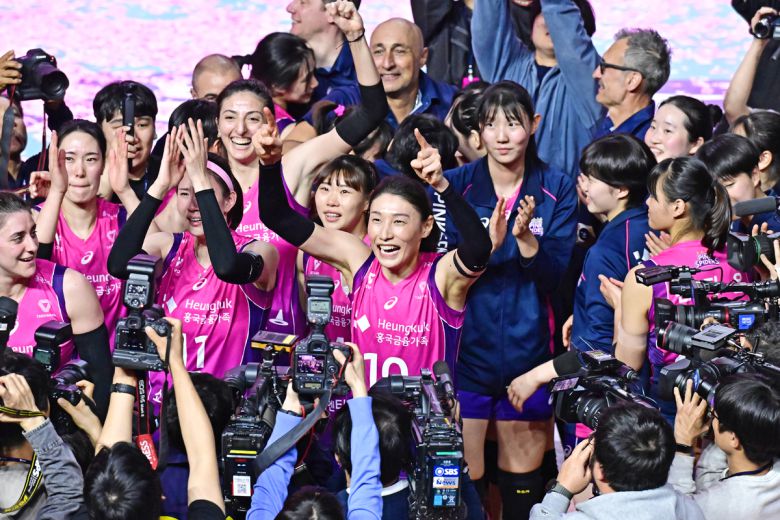 흥국생명 선수단이 챔피언결정전 우승을 빚어낸 후 자축하고 있다. 사진=KOVO 제공