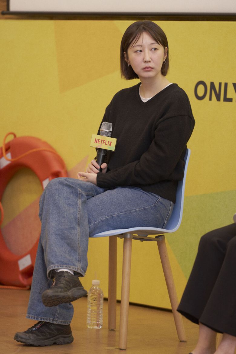 넷플릭스 오리지널 예능 ‘대환장 기안장’ 제작발표회가 8일 서울 중구 커뮤니티 하우스 마실 라이브홀에서 진행됐다. 황윤서 PD가 질문을 듣고 있다. 사진=넷플릭스