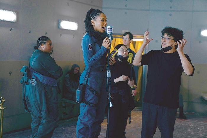 미키 17은 봉준호 감독이 기생충으로 2020년 아카데미 작품상 등 4관왕을 차지한 이후 5년 만에 개봉하는 신작이다. 여기에 미국 워너브러더스가 야심 차게 투자·배급한 작품으로 화제를 모았다.