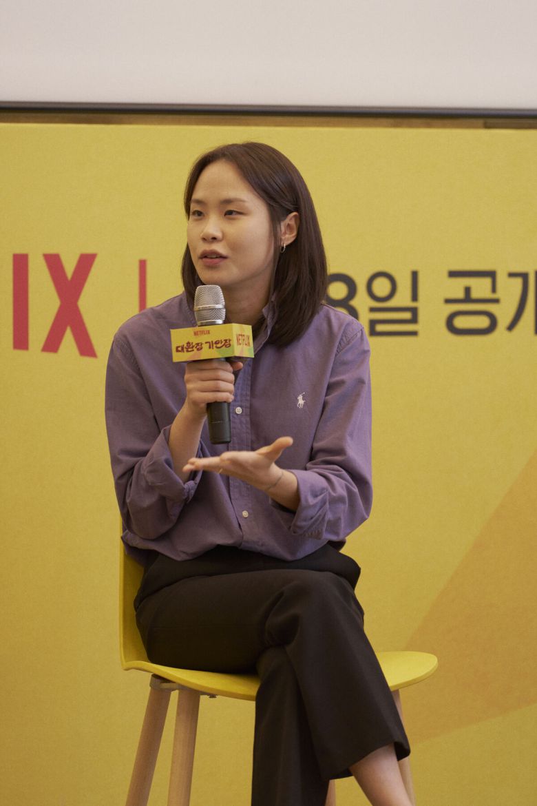 넷플릭스 오리지널 예능 ‘대환장 기안장’ 제작발표회가 8일 서울 중구 커뮤니티 하우스 마실 라이브홀에서 진행됐다. 이소민 PD가 질문을 듣고 있다. 사진=넷플릭스