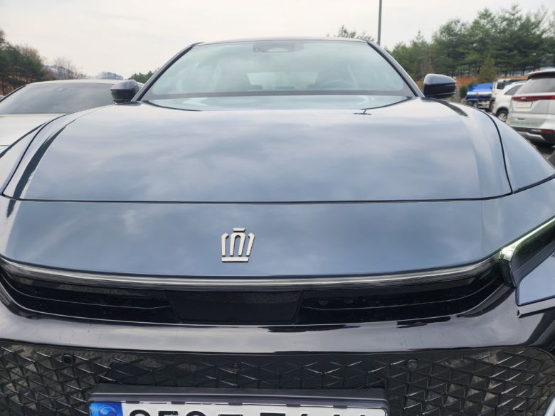 크라운 2.4ℓ 듀얼부스트 전면부에는 왕관 모양의 엠블럼이 강렬한 느낌을 선사한다. 한준호 기자