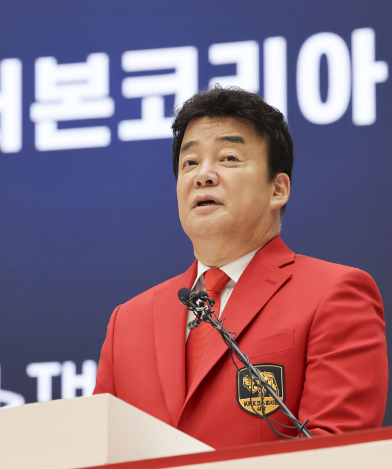[서울=뉴시스] 김근수 기자 = 백종원 더본 코리아 대표이사가 6일 서울 여의도 한국거래소 홍보관에서 열린 더본 코리아 상장식에서 기념사를 하고 있다. 2024.11.06. ks@newsis.com