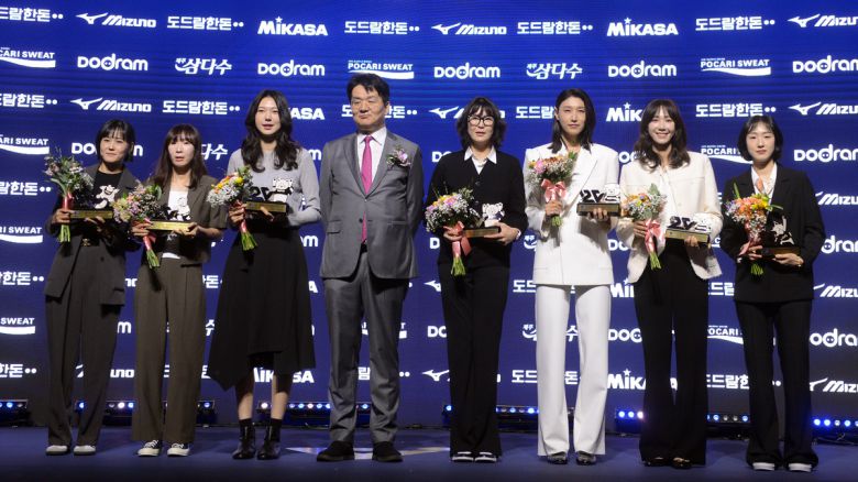 14일 서울 서대문구 스위스 그랜드호텔에서 열린 '2024-2025 V리그 시상식' 에서 V리그 20주년 역대 베스트 7에 선정된 후 소감을 발표하고 있다. (왼쪽부터)임영옥, 이효희, 양효진, 조원태 총재, 정대영, 김연경, 한송이, 황연주. 사진=김두홍 기자 kimdh@sportsworldi.com