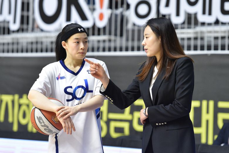 강계리와 최윤아 감독(오른쪽). 사진=WKBL 제공