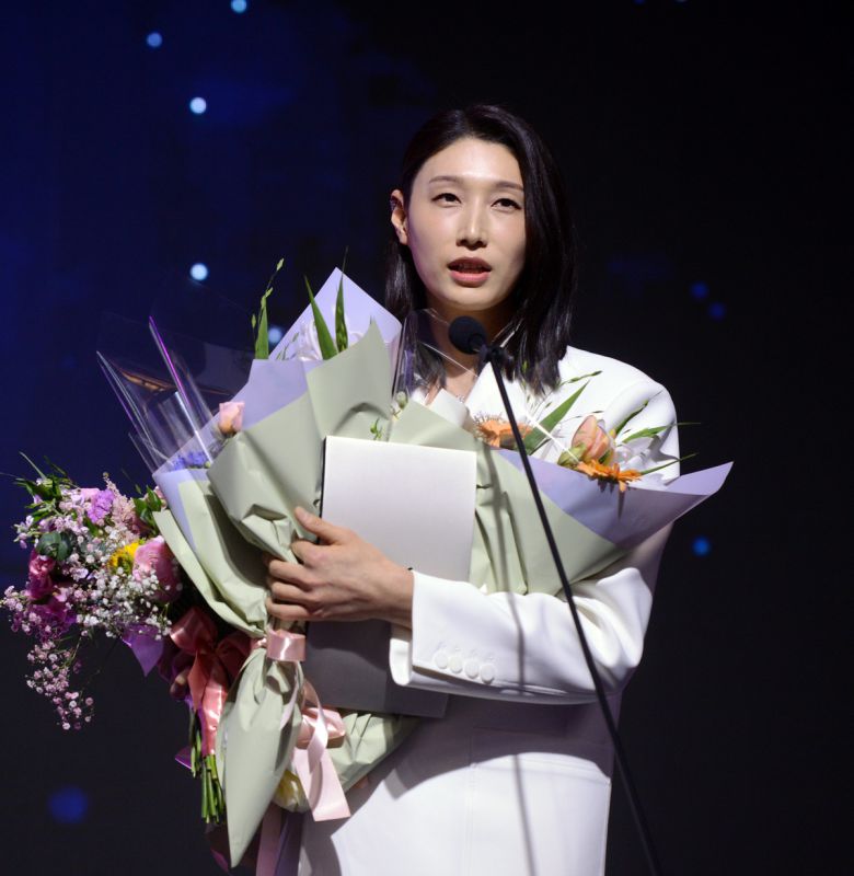 프로배구 흥국생명 김연경이 14일 서울 서대문구 홍은동 스위스그랜드호텔에서 열린 2024~2025 V리그 시상식에서 MVP를 차지한 뒤 기념촬영을 하고 있다. 사진=김두홍 기자 kimdh@sportsworldi.com