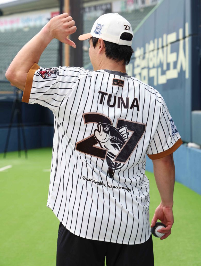 지난해 출시된 박동원의 플레이어 유니폼이 참치를 콘셉트로 디자인된 모습. 사진=LG트윈스 제공