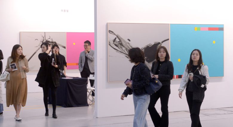 자인제노가 기획한 이종철 작가 솔로 부스(A-83)