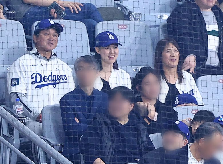 사진=뉴시스/ 지난해 3월 열린 2024 미국 메이저리그(MLB) 월드투어 서울시리즈 공식 개막전 샌디에이고 파드리스와 LA 다저스의 2차전 경기, 오타니의 아내 다나카 마미코와 가족들이 경기를 지켜보고 있다.