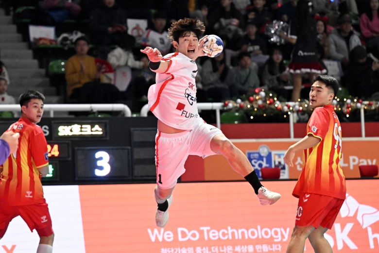 SK호크스 이현식(가운데)이 슈팅을 시도하고 있다. 사진=한국핸드볼연맹 제공