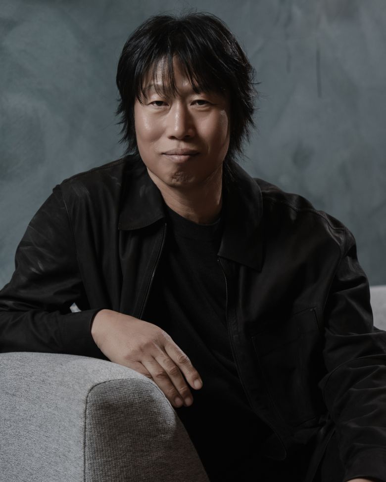 유해진이 인터뷰에 앞서 포즈를 취하고 있다. 플러스엠 엔터테인먼트 제공