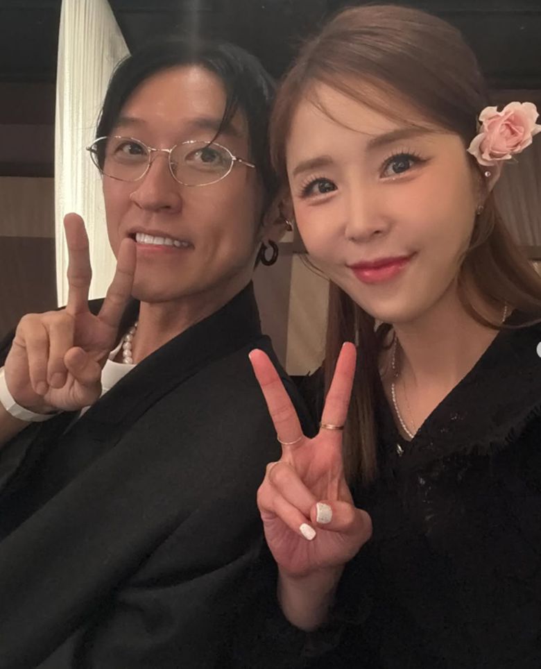 신지가 빽가와 함께 한 인증샷을 공개했다. 사진=신지 SNS