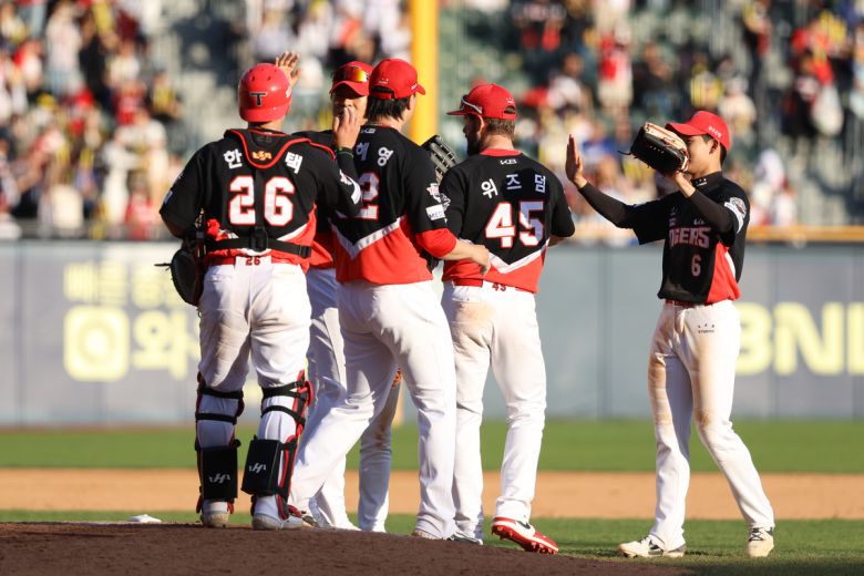 KIA 선수단이 승리를 거두고 마운드에서 기쁨을 나누고 있다. 사진=KIA타이거즈 제공