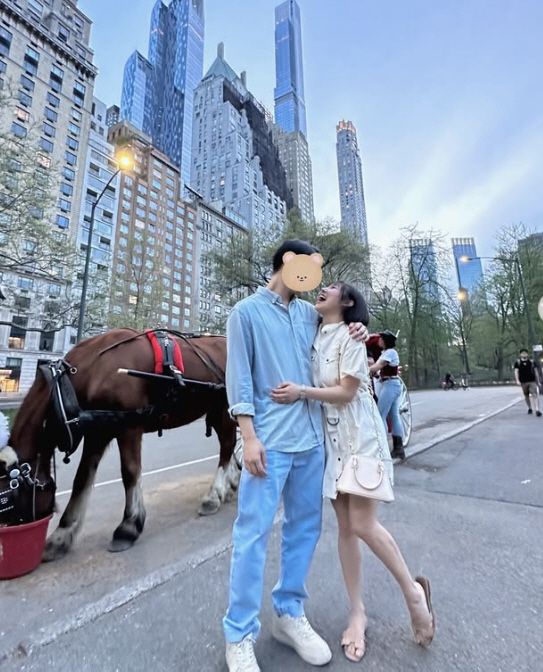 가수 민이 뉴욕에서 받은 로맨틱한 프러포즈 순간을 공개했다.  사진 = 민 SNS 계정