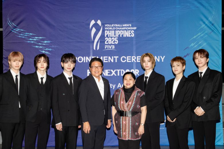 지난 26일 서울 용산구 하이브 본사에서 열린 2025 세계남자배구선수대회 글로벌 앰버서더 위촉식. 왼쪽부터 보이넥스트도어 태산, 성호, 명재현과 라몬 수자라 국제배구연맹 수석 부회장, 마리아 테레사 디존-데 베가 주한 필리핀 대사, 이한, 리우, 운학. 사진=KOZ엔터테인먼트