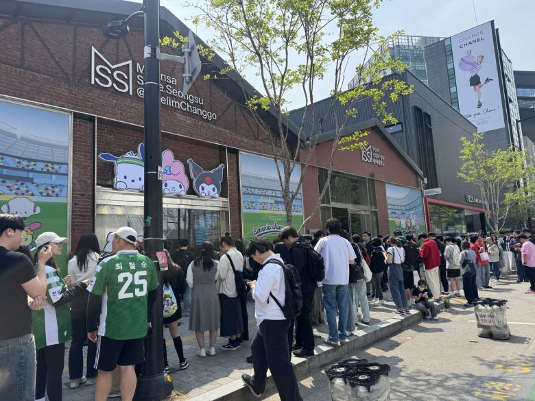 한국프로축구연맹이 오픈한 K리그×산리오캐릭터즈 팝업스토어는 첫날(24일)부터 인산인해를 이뤘다. 축구 팬들이 24일 오전 11시 오픈런을 하기 위해 모여있다. 사진=최서진 기자