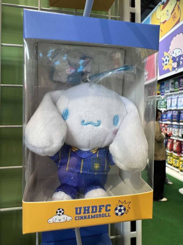 한국프로축구연맹이 오픈한 K리그×산리오캐릭터즈 팝업스토어는 첫날(24일)부터 인산인해를 이뤘다. 울산 HD FC×시나모롤 봉제 인형 키링 뒤로 어웨이 유니폼이 보인다. 사진=최서진 기자