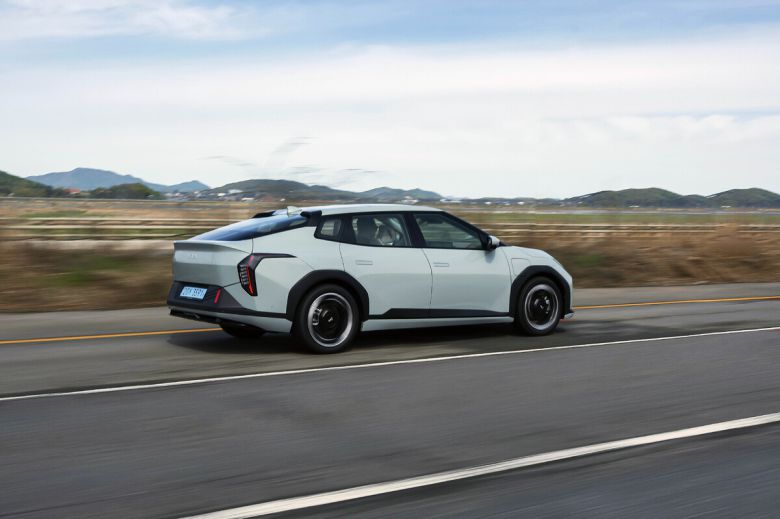 더 기아 EV4 주행모습. 기아