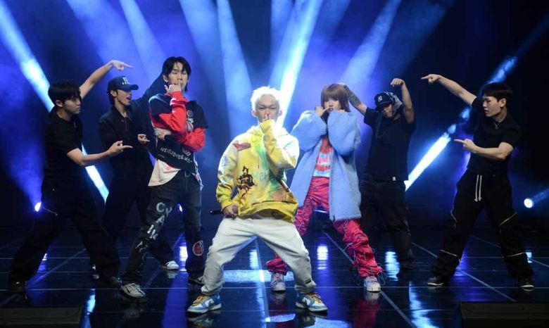 힙합 그룹 식구(SIKKOO) 요시, 구민재, 200(왼쪽부터)이 29일 서울 강남구 일지아트홀에서 열린 새 EP '간 (間)' 발매기념 쇼케이스에 참석하고 있다. 김두홍 기자.