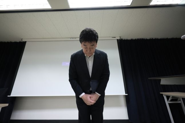 사진 설명=요리 예능 프로그램의 아이콘으로 통하는 백종원이 각종 논란에 휩싸이며 대중의 따가운 시선을 받고 있다. 위생 논란 등 과태료 처분에 이어 각종 의혹에 대한 경찰 수사도 연이어 예정됐다. 백종원은 전면적인 쇄신을 약속했지만 방영 예정이던 예능 프로그램 방영이 무기한 연기되는 등 후폭풍은 쉽사리 가라앉지 않고 있다. 사진은 백종원이 지난달 서울 서초구의 한 회의공간에서 열린 더본코리아 주주총회에 참석해 고개숙여 인사하는 모습이다. 사진=뉴시스