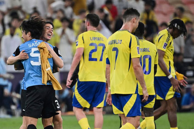 알 나스르의 크리스티아누 호날두(가운데)가 가와사키 프론탈레와의 아시아축구연맹(AFC) 챔피언스리그 엘리트(ACLE) 준결승에서 패한 후, 아쉬워하고 있다. 사진=AP/뉴시스