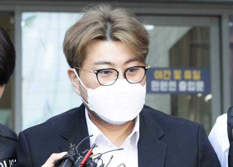 음주 뺑소니 혐의를 받고 있는 트로트 가수 김호중이 31일 오전 서울 강남경찰서에서 검찰로 송치되고 있다. 뉴시스 제공.