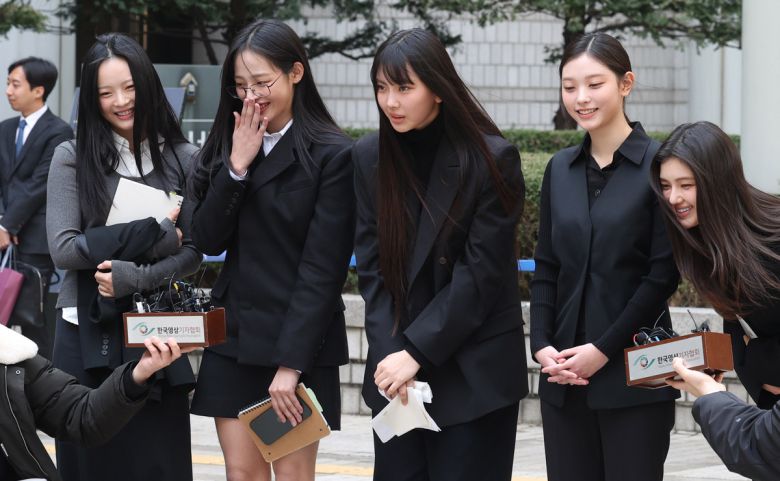 그룹 뉴진스가 7일 오후 서울 서초구 서울중앙지방법원에서 열린 '어도어, 뉴진스 상대 기획사 지위보전 및 광고계약 체결 등 금지 가처분' 심문기일을 마친 후 취재진의 질문에 답변하고 있다. 뉴시스 제공.