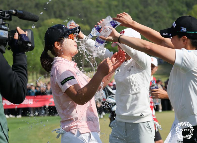 홍정민이 4일 경기 양주 레이크우드CC에서 열린 크리스에프앤씨 제47회 KLPGA 챔피언십 최종라운드에서 우승을 차지한 뒤 축하 물세례를 받고 있다. 사진=KLPGA 제공