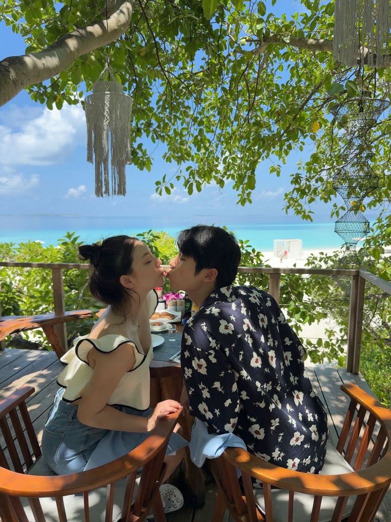 가수 에일리가 남편인 사업가 최시훈과의 신혼여행 사진을 공개했다.  사진 = 에일리 SNS 계정