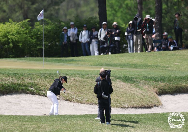 홍정민이 4일 경기 양주에 위치한 레이크우드CC에서 열린 크리스에프앤씨 제47회 KLPGA 챔피언십 최종라운드 1번홀에서 벙커샷을 하고 있다. 사진=KLPGA 제공