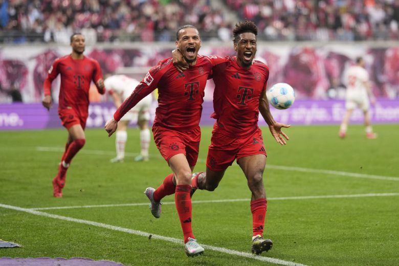 바이에른 뮌헨의 르로이 자네(왼쪽)가 3일 독일 라이프치히의 레드불 아레나에서 열린 2024∼2025 분데스리가 32라운드 라이프치히와의 경기 후반 38분 역전 골을 넣은 후 환호하고 있다. 사진=AP/뉴시스