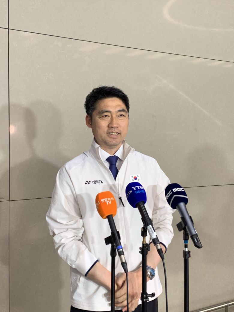 김동문 대한배드민턴협회장이 5일 인천국제공항에서 취재진을 만나 인터뷰를 하고 있다. 사진=대한배드민턴협회 제공