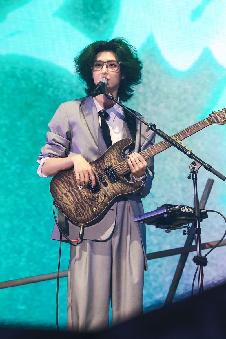 밴드 엑스디너리 히어로즈가 5일 서울 송파구 올림픽공원 올림픽홀에서 새 월드투어 '뷰티풀 마인드'의 서울 공연을 열었다. 멤버 준한. JYP엔터테인먼트 제공.